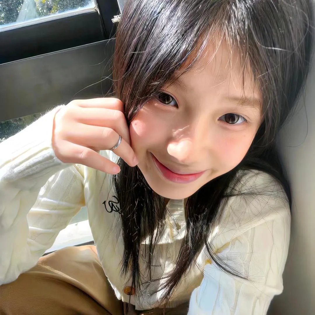 戴流苏耳环的少女